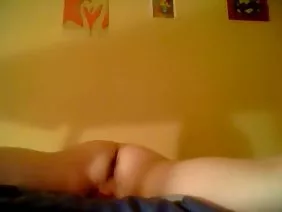 Jeune femme noire au vagin rasé de luxe capable de faire face à un vibrateur