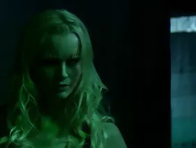 Housewife a montré aux hommes leurs trous