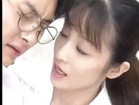 Sexe lesbien chaud de trois beautés sous le soleil au bord de la piscine