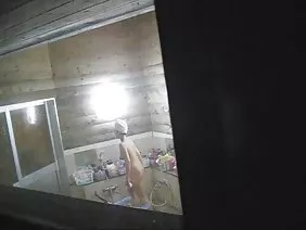 Danse sur le lit devant le nègre en prévision de la baise