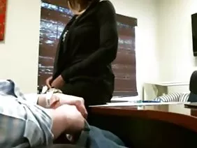 Jeune salope aux gros seins pose sa chatte sur le vibromasseur devant la caméra