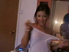 La jeune Française a réagi avec enthousiasme à l'apparition d'un grand phallus noir