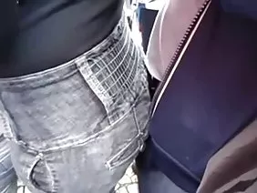 Maigre jeune fille aux petits seins glisse bien sur la chatte avec du lubrifiant assis sur un gros pénis