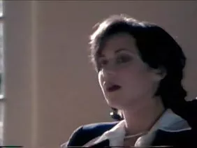 Une jeune amatrice aime caresser la chatte et sucer le phallus d'un ventouse en réponse