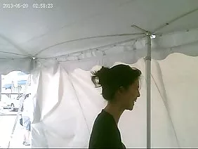 Une mère mûre et ennuyée a attiré habilement l'ami de son fils dans son lit, le suçant et chevauchant une jeune bite bien dure