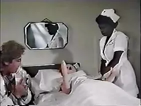 Petite blonde maigre avec une chatte très serrée avec un gémissement assis sur la grosse bite du mec, POV