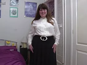 Jeune mannequin de porno latin branle sa chatte dans la salle de bain et atteint l'orgasme