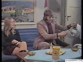 Asiatique jeune chatte avec plug anal est prête à éjaculer devant la caméra de gode