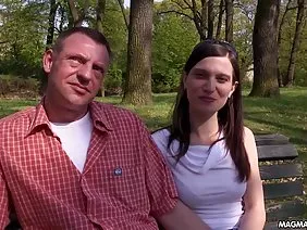 Une masturbation sur les marches d'une femme mature dépravée a conduit à baiser avec un voisin