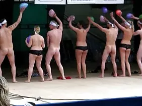 Séance de photo avec un modèle aux gros seins se terminant par un sexe anal dur avec fin du sperme sur de grandes traites