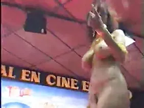 La belle blonde Elsa Jean est prête à passer une nuit romantique assise sur la chatte serrée d'un membre fort d'un gentil garçon