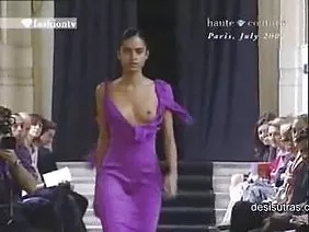 Ménagère d'âge mûr est allée dans la chambre des mecs la nuit et a offert le sexe en groupe