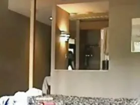 La chatte d'une star du porno canadienne mature obtient un gode juste devant le miroir