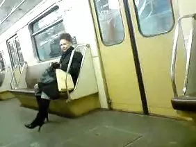 Modèle porno latin maigre ouvre sa chatte devant la bite du petit ami