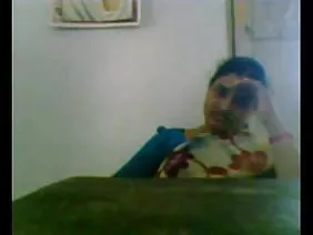 Fille timide parents avec leur sexe