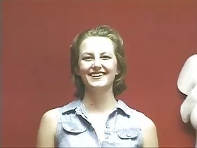 Actrice porno plantureuse en lingerie sexy séduit le photographe