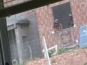 Baiser le poing vaginal d'une salope sale sur le lit