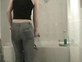 Jeune femme mature prend la bite du copain dans sa bouche et commence à le sucer intensément