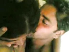 Un vieil homme baise galamment une femme au foyer française mature chez elle