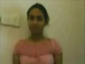 Blonde éblouissante masturbe passionnément le bonnet dans la chambre