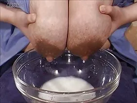 Une jolie fille fétiche au masque de latex se masturbe de manière ludique la chatte rose