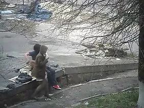 La bite de son mari prend avec enthousiasme la succion minutieuse d'une femme mature et fusionne avec sperme.