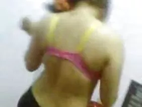 Jeune poussin fragile se fait enculer par deux queues, bâillonnant brutalement un double point anal avec tout le public