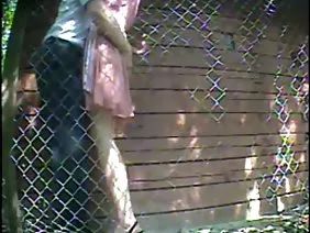 Un mec avec une longue bite défonce de façon rigide une mère russe expérimentée en bas sexy lors d'un dîner sans oublier les contraceptifs