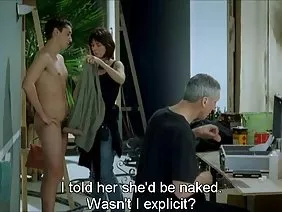 Sale jeune mannequin porno en bas gémit violemment des trous avec deux phallus