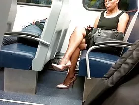 Deux chiennes européennes aux culs insatiables se partagent une partouze anale en prenant deux bites en même temps