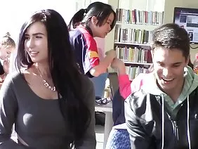 Sale jeune salope baise avec enthousiasme une foule de mecs et exige beaucoup de sperme de sa part