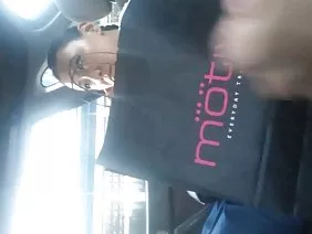 La jeune patiente follement excitée par l’examen du médecin et accepte d’avoir des relations sexuelles avec lui