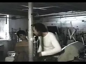 Jeune latina avec un âne élastique sautant avec confiance sur le phallus du gars