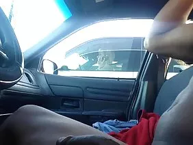 Dame bronzée timide obtient une bonne double baise